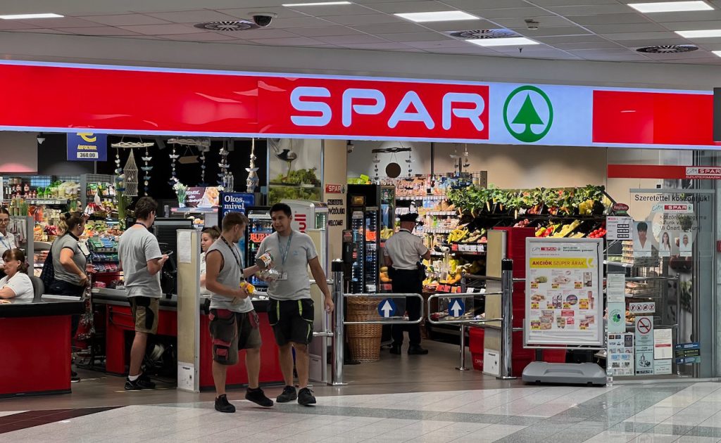 Супермаркет SPAR в аэропорту Будапешта